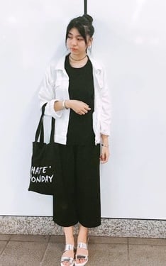 黑白。
