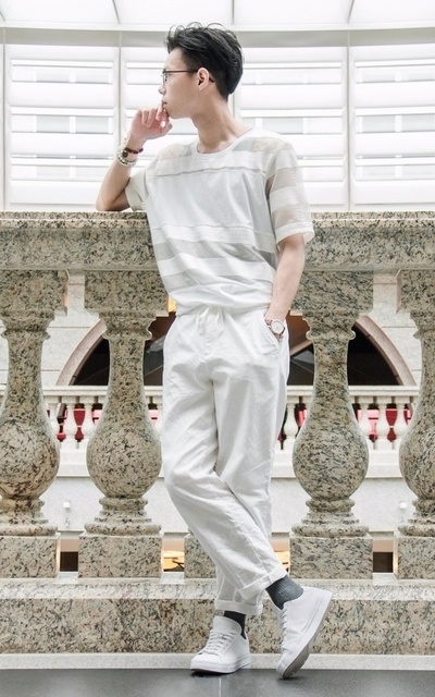 全白，衣服有點透，涼涼的很舒服