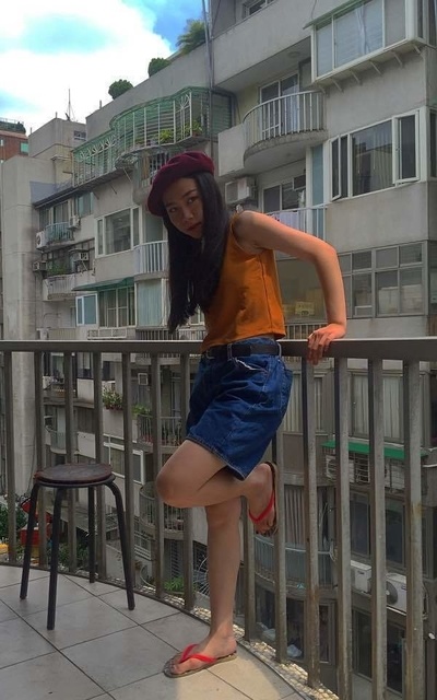 夾腳拖與貝蕾帽的混著