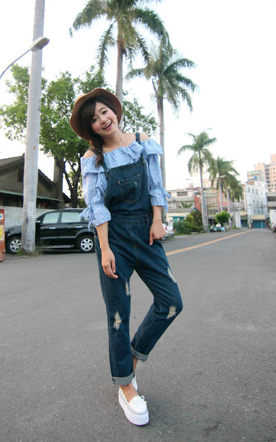 休閒又甜美舒服吊帶牛仔褲LOOK 