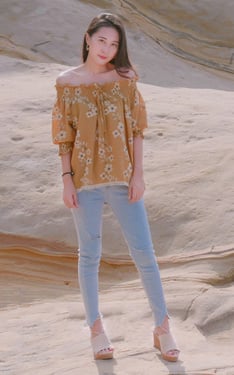 穿了一件很像京都的衣服，去野柳。