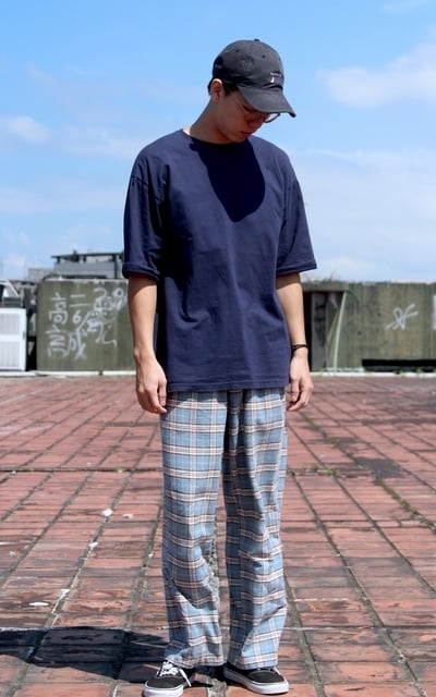 早上起床就穿著睡衣到屋頂吹涼風