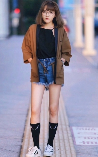 車水馬龍不耐煩的女子