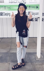 隨性出門的帥氣女子