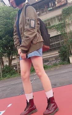 週三