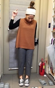 戴髮帶時只能低頭看鞋子拍照