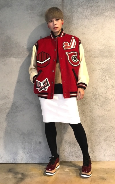 棒球外套女孩兒