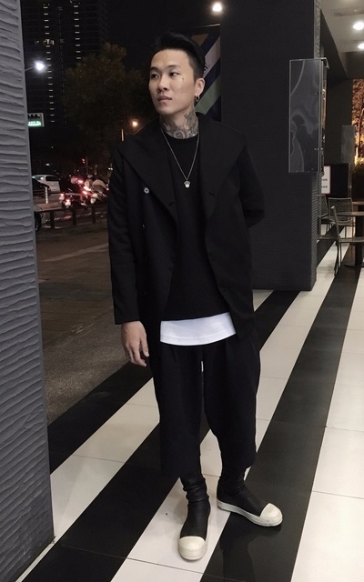 想不到配什麼 就是黑白最簡單