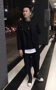 想不到配什麼 就是黑白最簡單