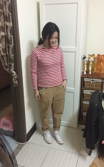 駝色搭配紅色條紋