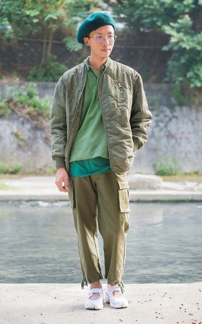 適合拍DAPPEI、NORMCORE、CA4LA、綠色系、羊毛貝雷帽、圓形復古眼鏡、加油隊系列胸針、軍綠上衣、無領軍用外套、軍用褲、CHERRY BLOSSOM、橫圖比較美~~~~、和光堂、U-PICK、ROLLING ON、PLAIN-ME、NIKE WMNS AIR RIFT PRINT 的穿搭