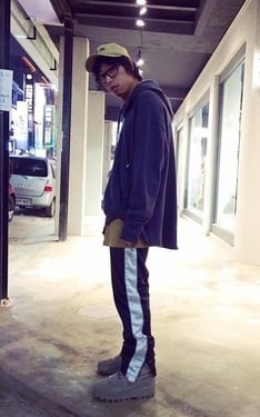 運動長褲 & 落肩帽TEE 沙色細節穿搭