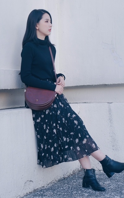 BLACK WITH FLORA II