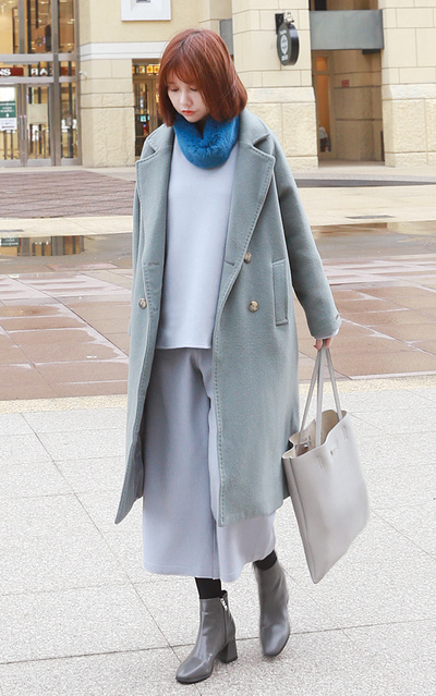 適合混搭、都會簡約、輕鬆自在、100%羊毛灰綠色大衣、灰藍色套裝、灰色粗跟短靴、 DC-KOREA正韓時尚的穿搭