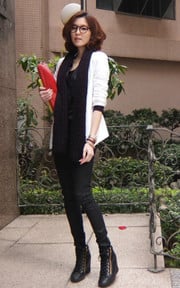 機車的總編輯look (但是穿球鞋？)