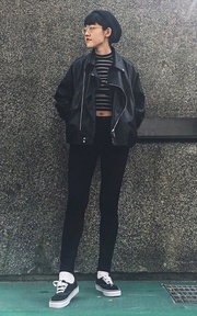 很努力把腳伸長
