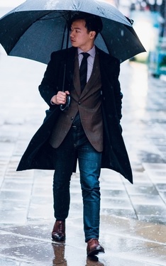 時尚穿搭：下雨天拍照是一件很開心的事情