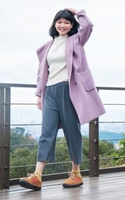 淺灰色調女孩