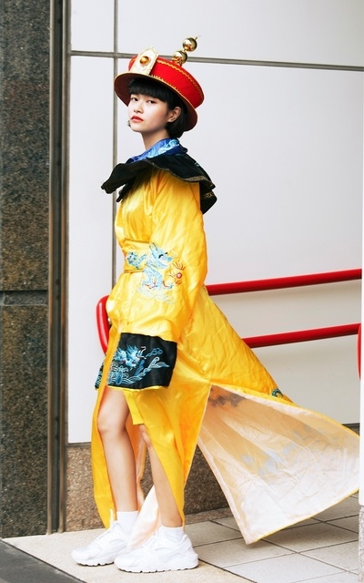 朕微服出巡，卻發現忘了帶便服。