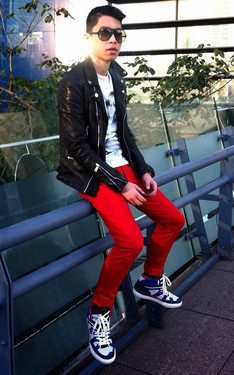時尚穿搭：紅褲 +皮衣 + 球鞋