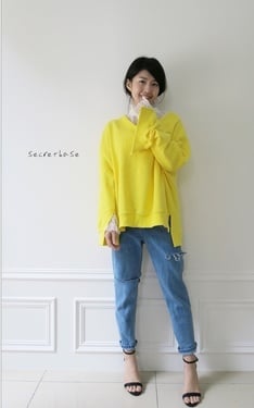 夏天就是要亮色!!正黃色v領大學T內搭蕾絲宮廷領x牛仔破褲的混搭