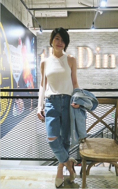 簡單的白上衣牛仔破褲