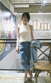 簡單的白上衣牛仔破褲