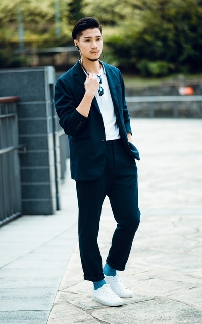 適合質感3C、圈入藍、SMART CASUAL、都會休閒、HIPSTER CASUAL、耳機、休閒西裝外套、休閒西裝褲、極簡皮革白鞋、手錶、橫圖比較美~~~~、SAMSUNG、GU、LACOSTE、DANIEL WELLINGTON、CHAINLOOP的穿搭