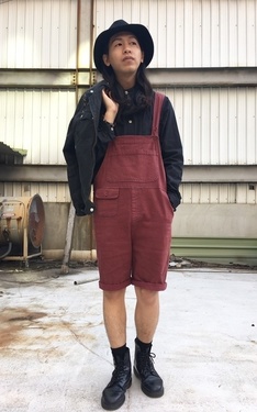 時尚穿搭：紅褲男孩