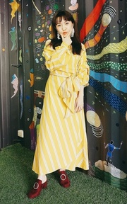週末穿著黃色去曬太陽