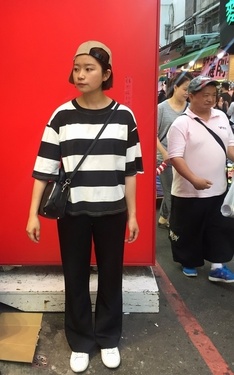 逛士林夜市吃香腸排一小時