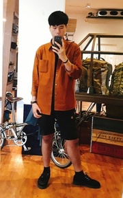 腿毛多到，整隻腳看起來黑嘛嘛的。