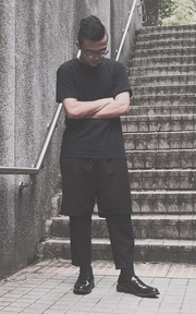 黑色