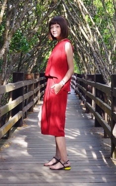 時尚穿搭：紅樹林裡的紅衣女