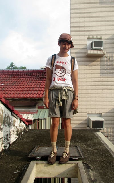 小鬼偷偷爬上頂樓