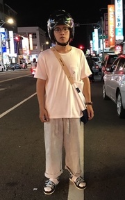 炎熱的天氣簡單的短袖加上包包更有層次感不單調