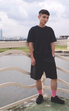 我好想像有錢人一樣穿個超貴的T恤