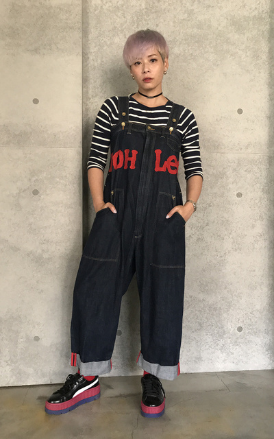吊帶褲女孩