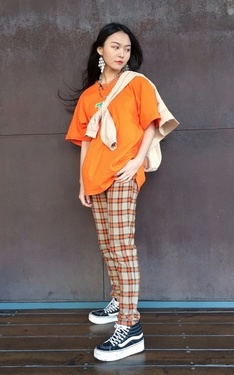 時尚穿搭：駝色 X 橘色格子褲的移動芬達