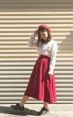 日本女孩與排扣長裙