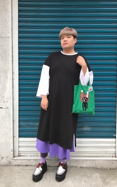 在人家鐵門前の胖子