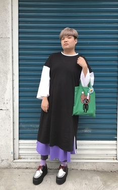 在人家鐵門前の胖子