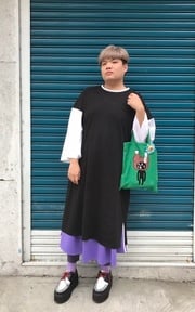 在人家鐵門前の胖子
