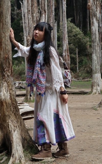 適合民族風絲巾、民族風圓裙、森系上衣、木質髮簪、民族風背包的穿搭