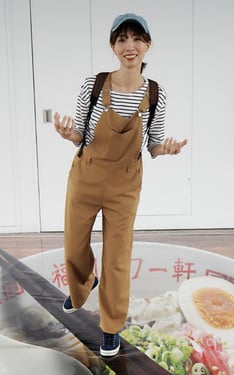 條紋上衣 x 卡其色吊帶褲