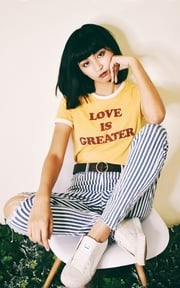 FOREVER 21 LOVE IS GREATER 短袖上衣的時尚穿搭