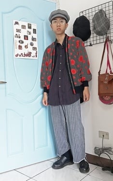 藍色大門旁的青年#10