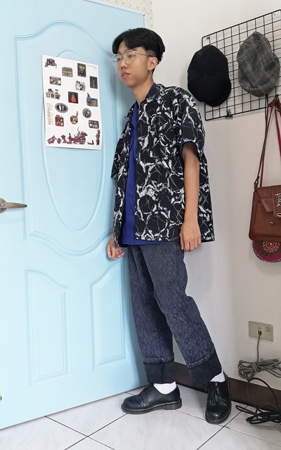 藍色大門旁的少年#15