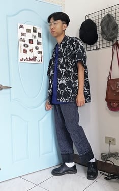 藍色大門旁的少年#15