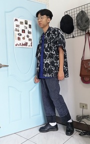 藍色大門旁的少年#15